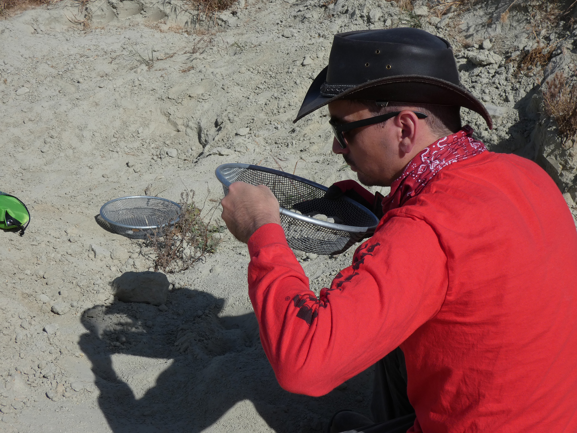 Geology student Ryan sifts for gold(en fossils)